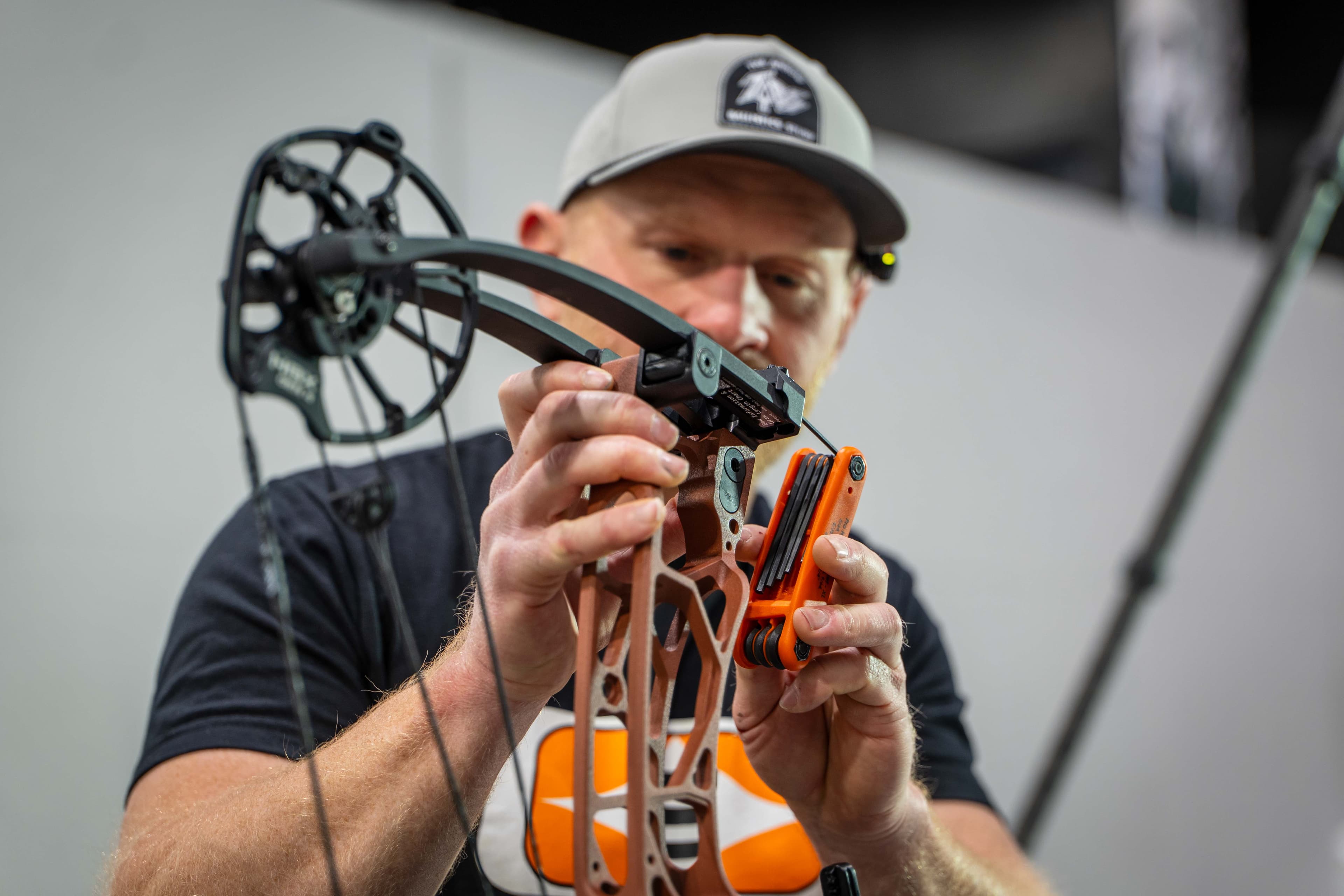 Tuning a bow riser with a multi-tool between test sets